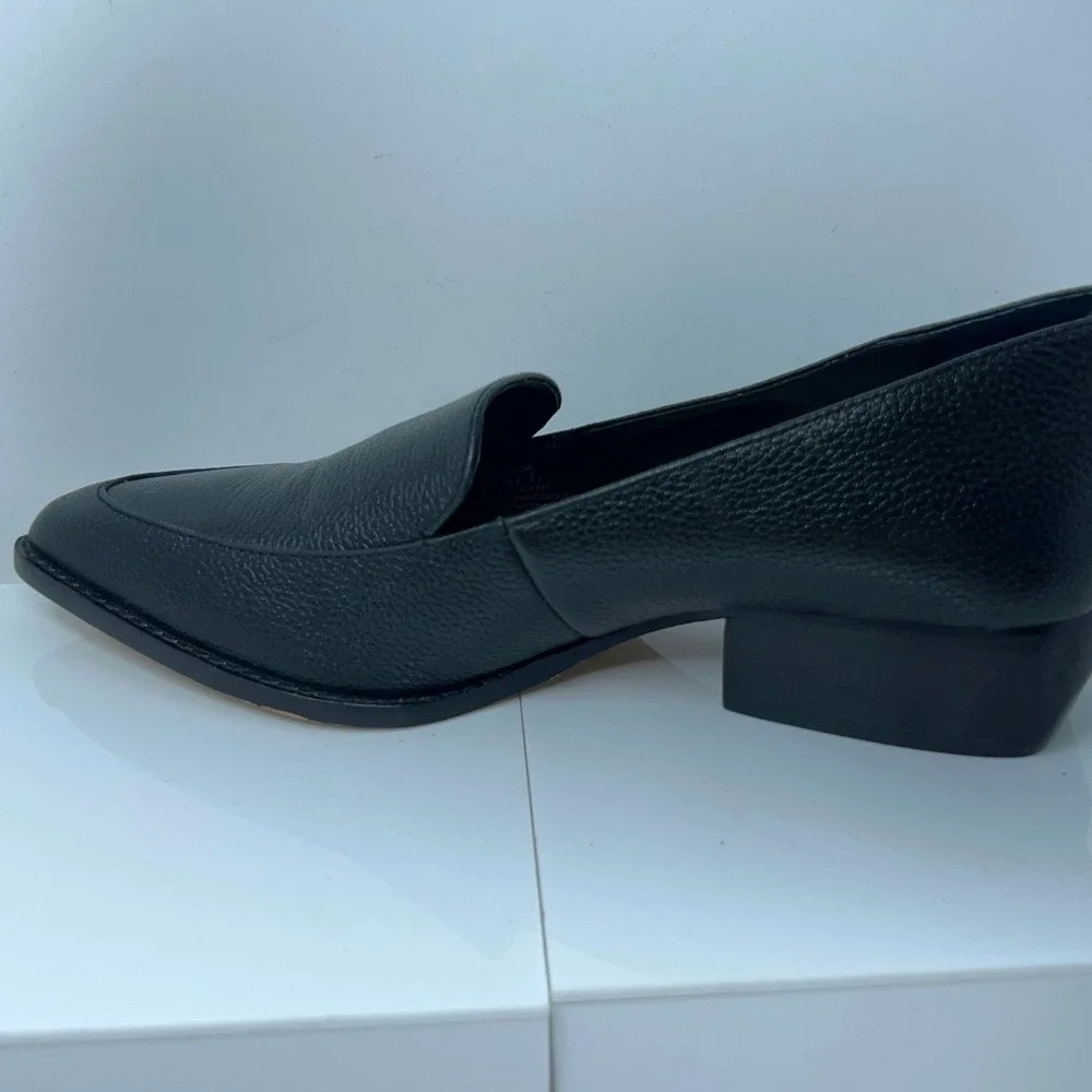 Vince Camuto Womens 7M Black Leather Pointed Stacked Heel Becarda Loafer NWOB